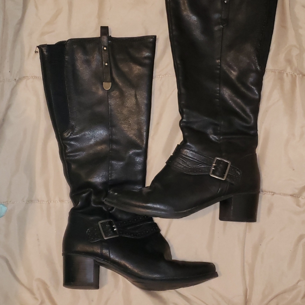 Black 1 1/2in heeled boots